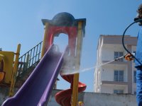 Akhisar’da çocuk parkları da dezenfekte ediliyor