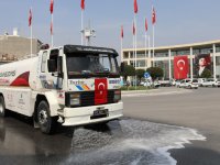 Akhisar Belediyesi, cadde ve sokakları da dezenfekte ediyor