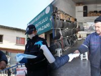 Akhisar’da belediye ücretsiz maske ve el dezenfektanı dağıtıyor