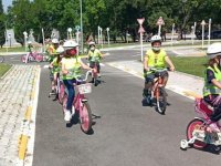 Bisiklet Trafik Eğitim Parkı’nda hem öğreniyor hem eğleniyorlar