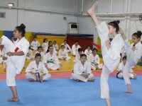 Taekwondo kuşak sınavında 54 sporcu ter döktü
