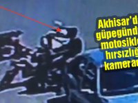 Akhisar’da güpegündüz motosiklet hırsızlığı kamerada
