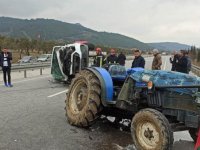 Minibüsle traktörün çarpışması sonucu 3 kişi yaralandı