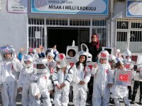 Alper Gezeravcı’ya hoş geldin etkinliği için Astronot kıyafetleri giydiler