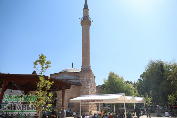 akhisar-belediyesi’nden-tarihi-camiye-tente-destegi-(8).jpg