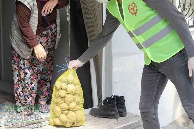 akhisar-belediyesi,-ihtiyac-sahiplerine-ucretsiz-patates-dagitiyor-(1).jpg