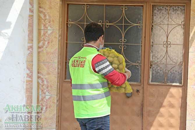 akhisar-belediyesi,-ihtiyac-sahiplerine-ucretsiz-patates-dagitiyor-(3).jpg