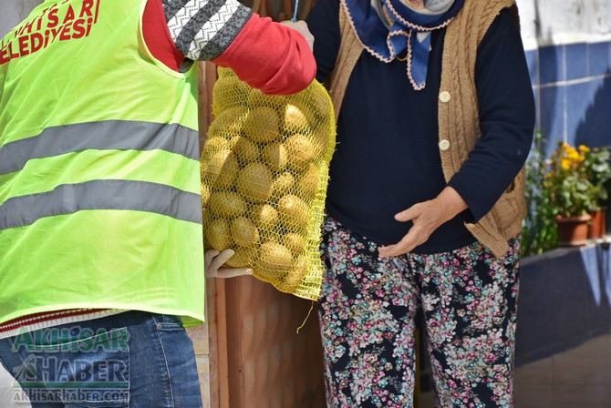 akhisar-belediyesi,-ihtiyac-sahiplerine-ucretsiz-patates-dagitiyor-(4).jpg