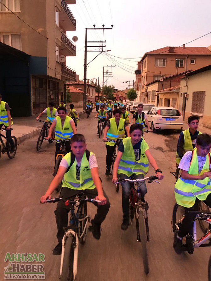 akhisar-belediyesi-zinde-yasam-kulubu-persembe-aksami-bisikletcileri-akhisar-sokaklarinda-(6).jpg