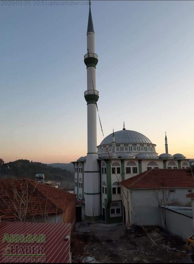 akhisardaki-depremin-ardindan-kirkagac-ilcesi-alifaki-koyunde-hasar-goren-caminin-minaresi-yikildi-(2).jpg