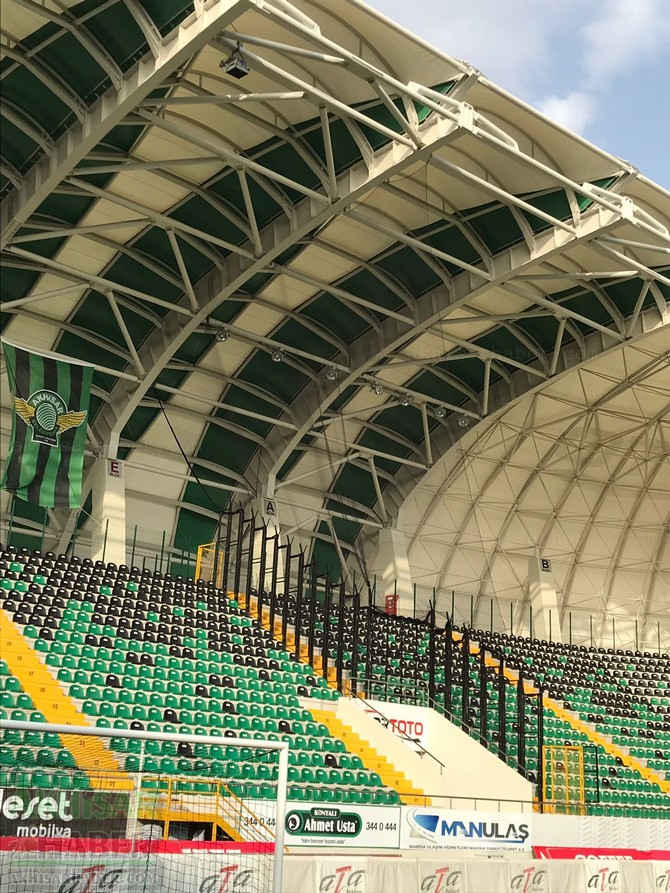 spor-toto-akhisar-belediye-stadyumunda-misafir-takim-tribunune-file-yapiliyor-(2).jpg