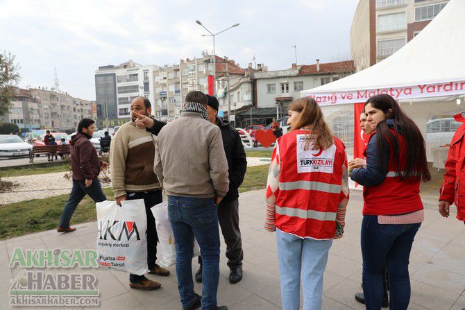 turk-kizilay-akhisar-subesi-depremzedeler-icin-yardim-kampanyasi-baslatti-(3).jpg