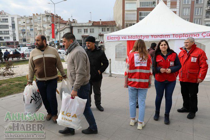 turk-kizilay-akhisar-subesi-depremzedeler-icin-yardim-kampanyasi-baslatti-(5).jpg
