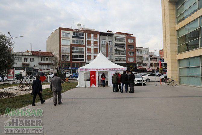 turk-kizilay-akhisar-subesi-depremzedeler-icin-yardim-kampanyasi-baslatti-(6).jpg
