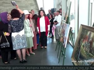Akhisar’da Gülsüm Kaya Resim Atölyesi’nin Şehr-i Rengiz Sergisi Açıldı