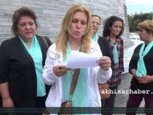 8 Mart Kadın Dayanışma Grubu İmza Kampanyalarını Akhisar Belediyesi’ne Teslim Etti