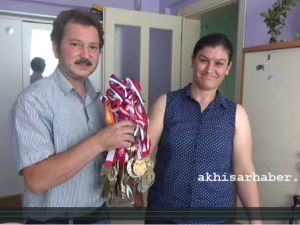 Cimnastik Dünya Şampiyonu Akhisarlı Ayşe Begüm Onbaşı’nın Ailesi Çok Mutlu