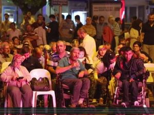 Akhisarlılar Demokrasi Nöbetine sahip çıkıyor