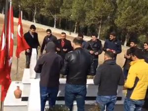 Akhisarlı şehit Ahmet Tezcan'ın silah arkadaşları onu yalnız bırakmadı
