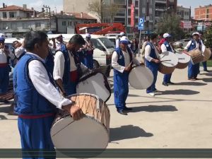 Manisa Yunusemre Belediyesi, davul ve zurna eşliğinde Akhisarlıları yağlı güreş festivaline davet etti