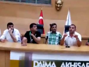Akhisar Belediyespor Taraftarı sezon öncesi meclis salonunda toplandı ve birlik mesajı verdi