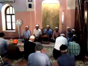 Akhisar'da Cuma namazı öncesi Yeni Gülruh Camiinde şehitlerimizin ruhuna Hatm i Şerif duası okutuldu