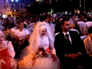Akhisar'da Gelin ve Damat düğün çıkışı demokrasi nöbetlerine katıldı