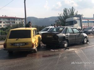 Akhisar'da yağmur kazayı getirdi 2 kazada 9 araç birbirine girdi