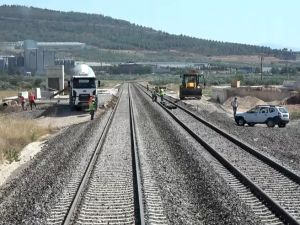 Akhisar'da şehir dışına alınan demiryolu çalışmaları bitmek üzere