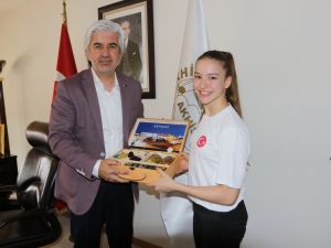 Akhisar Belediye Başkanı Salih Hızlı, Avrupa Şampiyonunu konuk etti