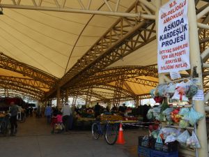 Akhisar’da pazar yerinde ihtiyaç sahiplerine askıda pazarlık