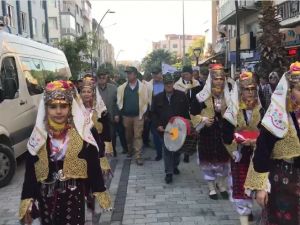 Akhisar Zeytin Hasat Şenliği Zeytine Minnet yürüyüşü