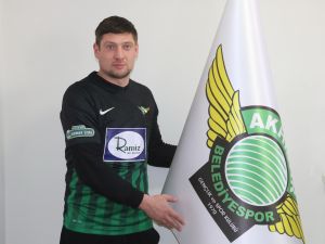 Akhisarspor, Karabükspor'dan ayrılan Yevgen Seleznov ile 2,5 yıllık sözleşme imzaladı.