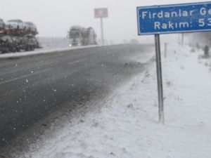 Akhisar-Balıkesir 30.kilometresi Firdanlar geçidinde an itibari ile kar yağış hızlandı sürücülerin dikkatli olması gerekiyor