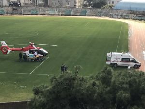 Helikopter Ambulans Akhisar'daki minik bir hasta için şehir stadyumuna indi