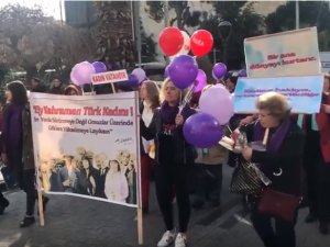 Akhisarlı kadınlar Dünya Kadınlar gününde yürüyüş düzenledi