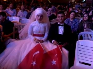 Akhisarlı yeni çift düğünden sonra demokrasi nöbetine katıldı