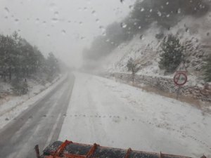 Manisa Demirci güne kar yağışı ile uyandı