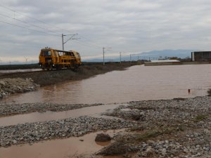 Akhisar'da sel afeti yaşanan Kayalıoğlu bölgesinde sular çekildi trafik açıldı