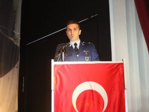 Hava Meydan Komutanlığı Hava İstihkam Üsteğmen Yasin Acur, 18 Mart Çanakkale Zaferi ve Şehitleri anma programını slayt gösterisi