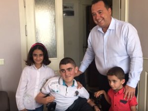 Akhisarlı ihtiyaç sahibi engellilere Akhisar Belediyesinden akülü engelli araçları teslim edildi