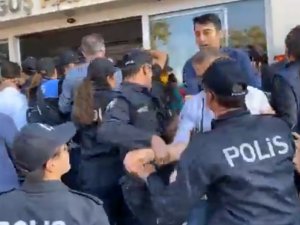 Özel Doğuş Hastanesinde polisler, kapı önüne eylem yapan işçileri zor kullanarak içeri girdi