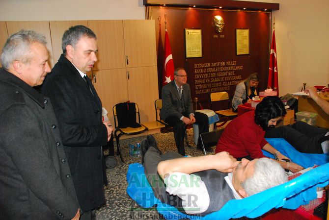 Akhisar Vergi Dairesi Personeli Kızılay’a 20 Ünite Kan Bağışladı