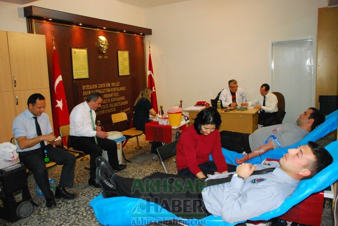 Akhisar Vergi Dairesi Personeli Kızılay’a 20 Ünite Kan Bağışladı