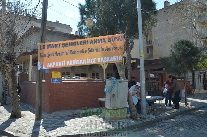AK Parti Akhisar Teşkilatından Şehitler İçin Gün Boyu Lokma Hayrı