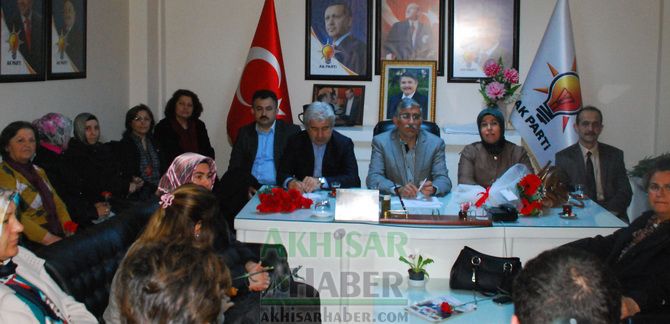 Ak Parti Akhisar İlçe Teşkilatı 8 Mart Kadınlar Günü İle İlgili Basın Açıklaması Yaptı