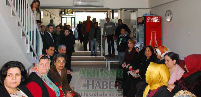 Ak Parti Akhisar İlçe Teşkilatı 8 Mart Kadınlar Günü İle İlgili Basın Açıklaması Yaptı