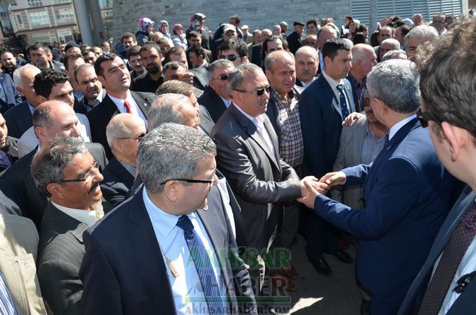 Başbakan Yardımcısı Arınç, Akhisar’da Seçim Bürosu Açtı