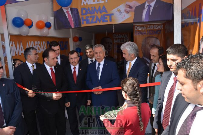 Başbakan Yardımcısı Arınç, Akhisar’da Seçim Bürosu Açtı