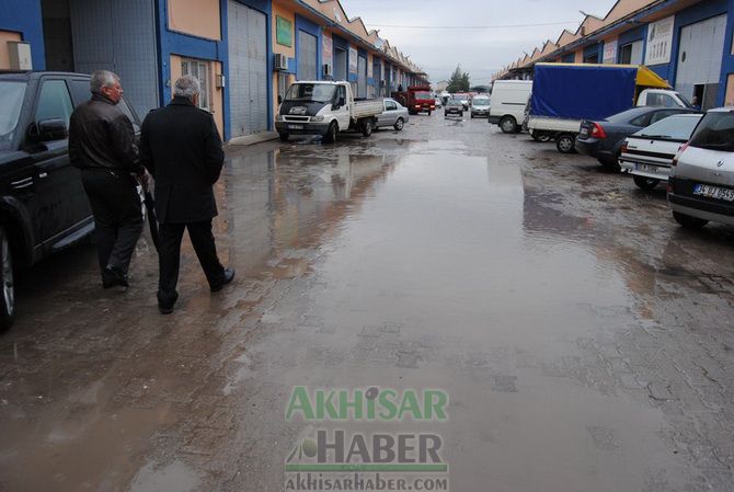 Bakırlıoğlu; Yağmurlu ve Su Birikintileri Arasında Zeytin Borsasını Gezdik